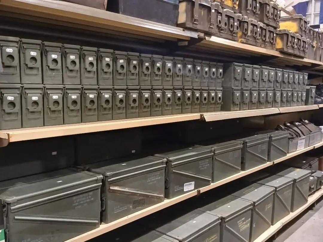Originele militaire munitiekisten en opbergboxen netjes uitgestald in de winkel