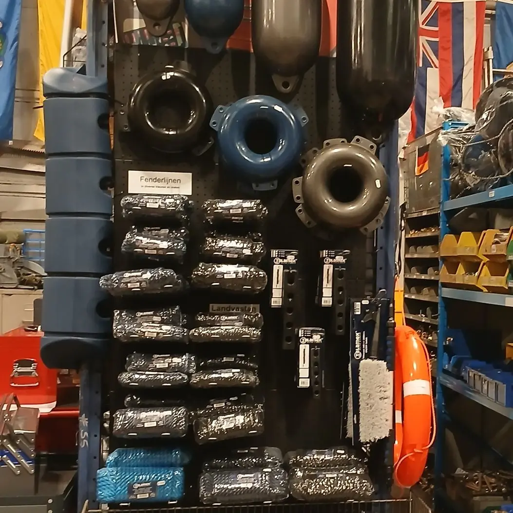Alt="Bootartikelen en scheepsaccessoires zoals stootwillen en fenders bij Dumpstore Valkenburg