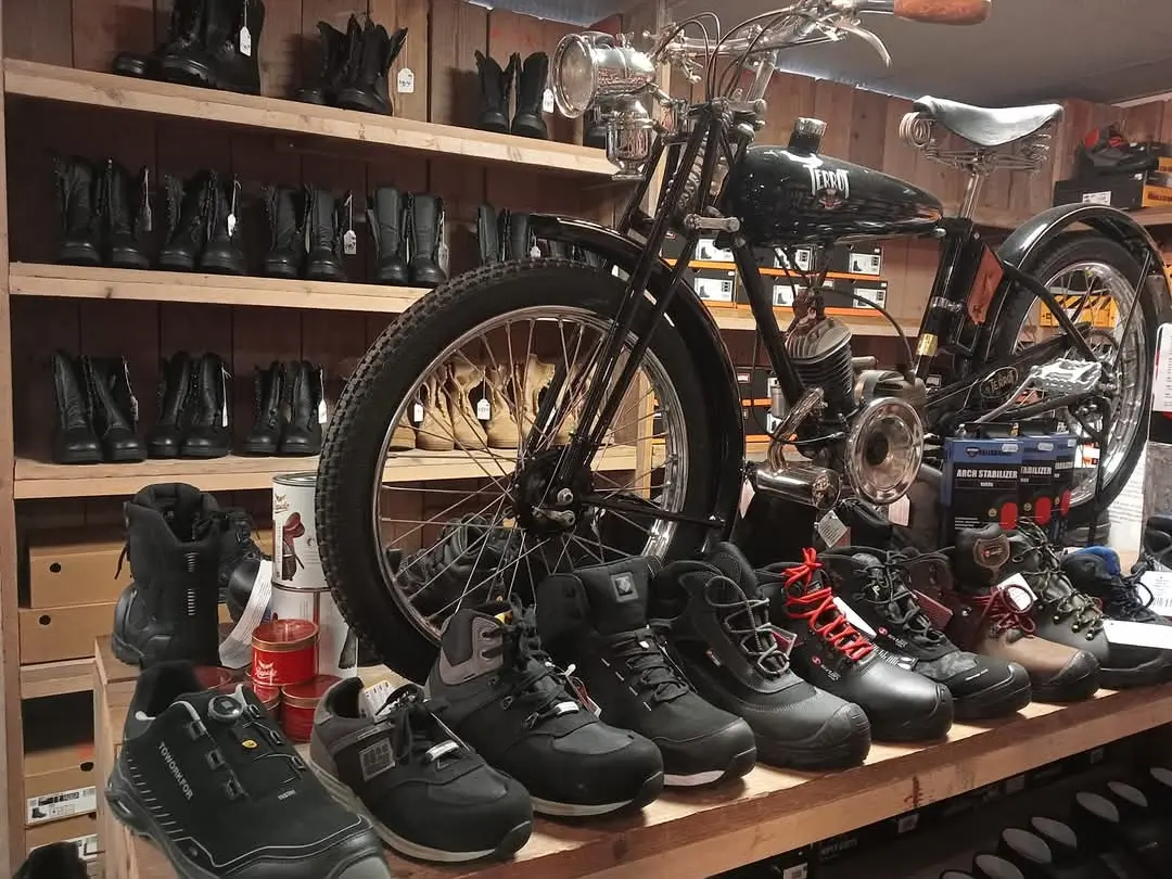 Werkschoenen, laarzen en werkkleding opgesteld in de winkel van Dumpstore Valkenburg