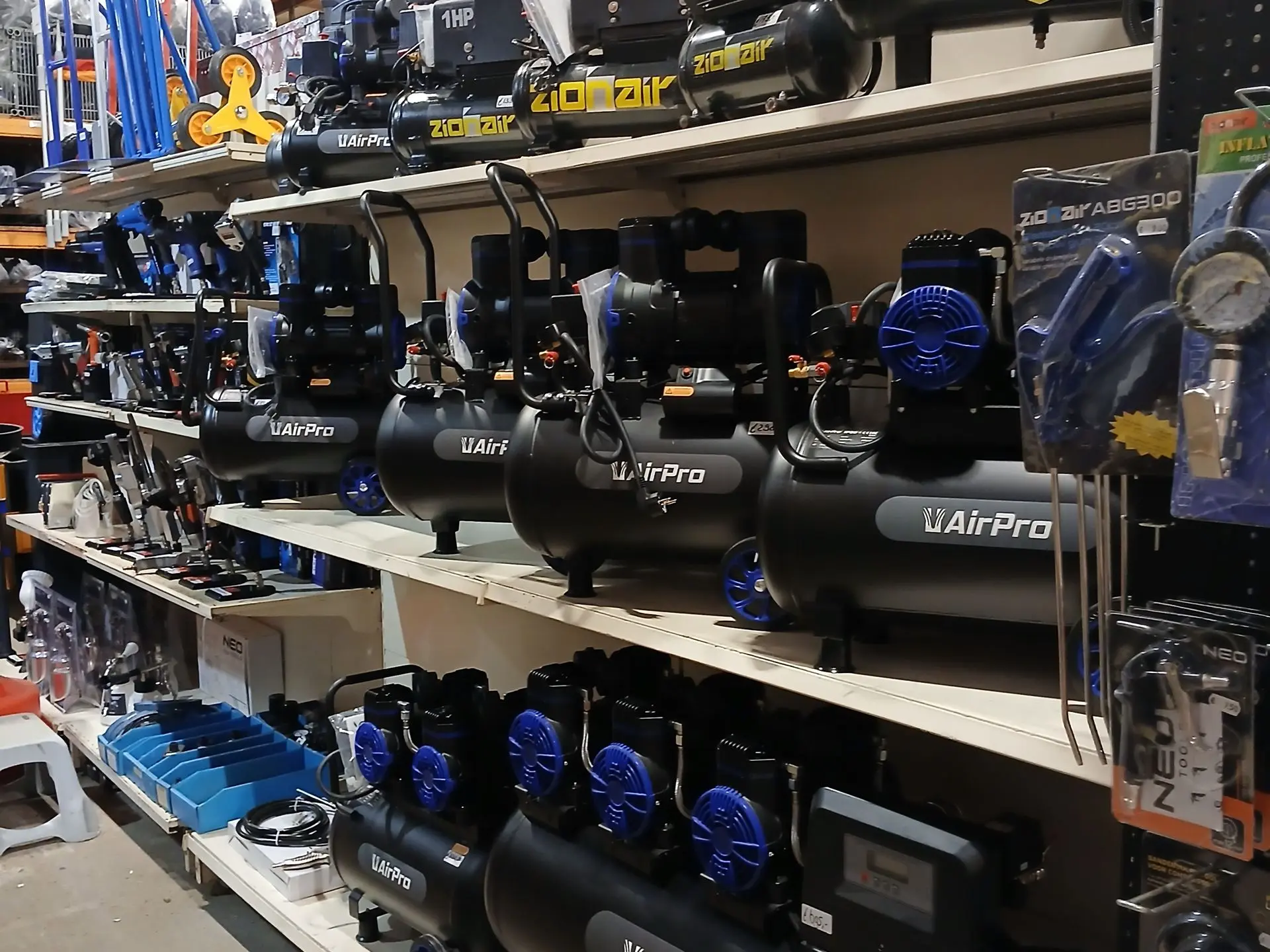 Verschillende luchtcompressoren en accessoires opgesteld in de winkel van Dumpstore Valkenburg
