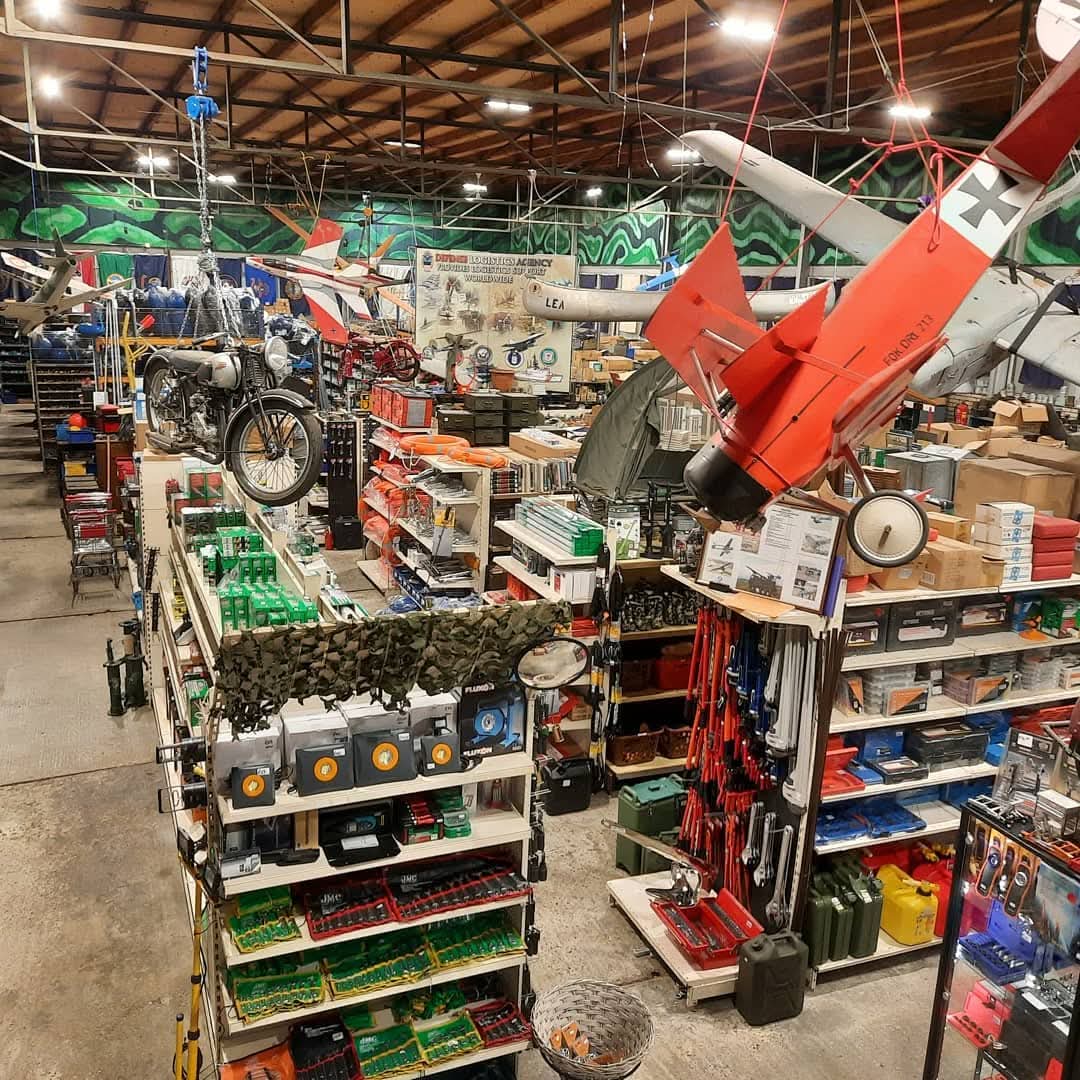 Overzicht van de winkel met breed assortiment gereedschap, outdoor en militaire artikelen bij Dumpstore Valkenburg