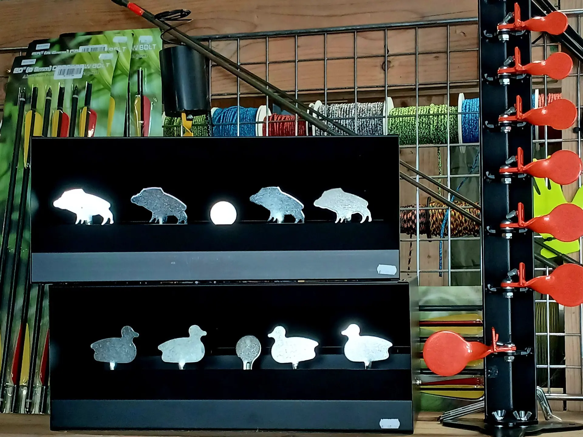 Airsoft en schietsport accessoires zoals targets en pijltjes in het assortiment van Dumpstore Valkenburg