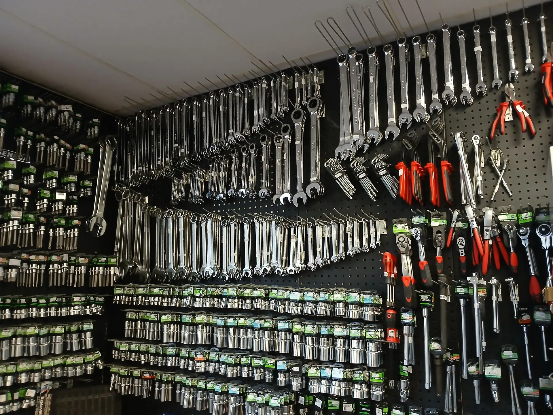 Uitgebreid assortiment handgereedschap zoals sleutels, tangen en doppen bij Dumpstore Valkenburg