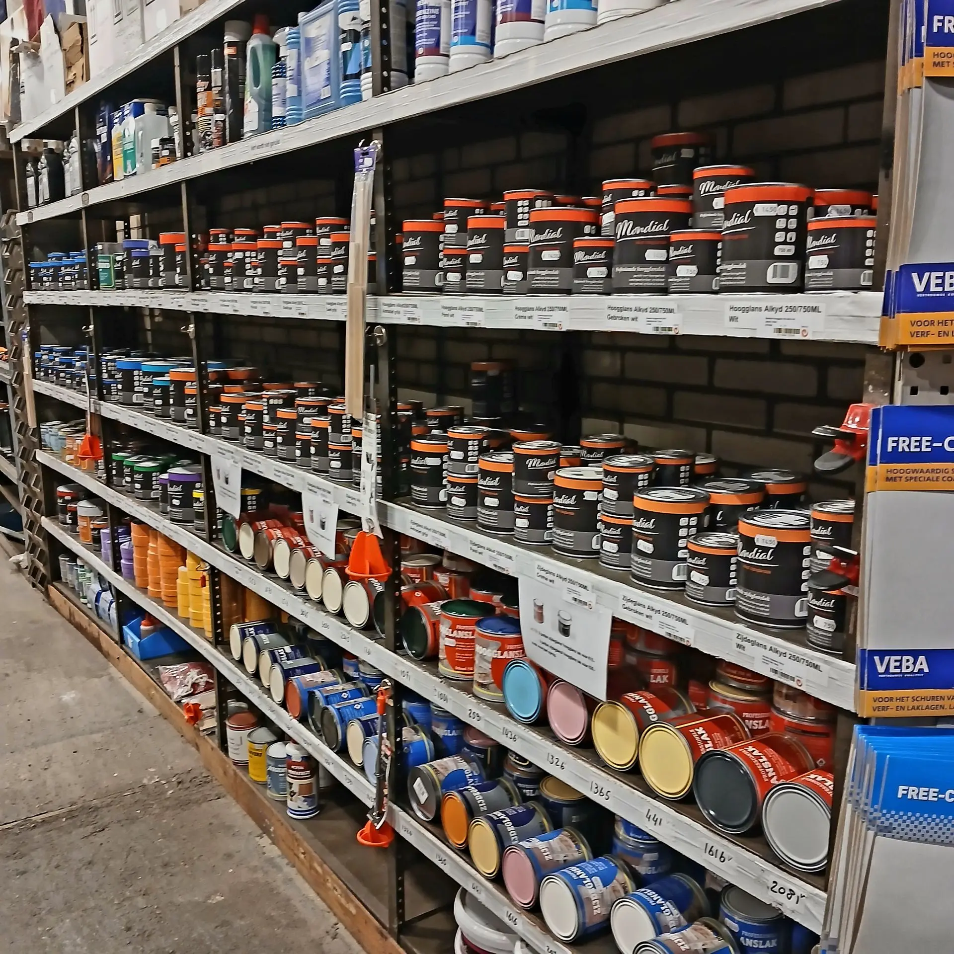 Groot assortiment verf, lak en onderhoudsproducten in de winkel van Dumpstore Valkenburg