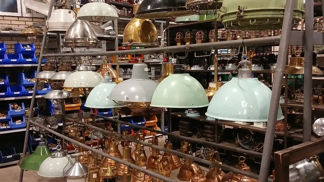 Vintage scheepslampen en nautische verlichting uit de Shipwreck collectie bij Dumpstore Valkenburg